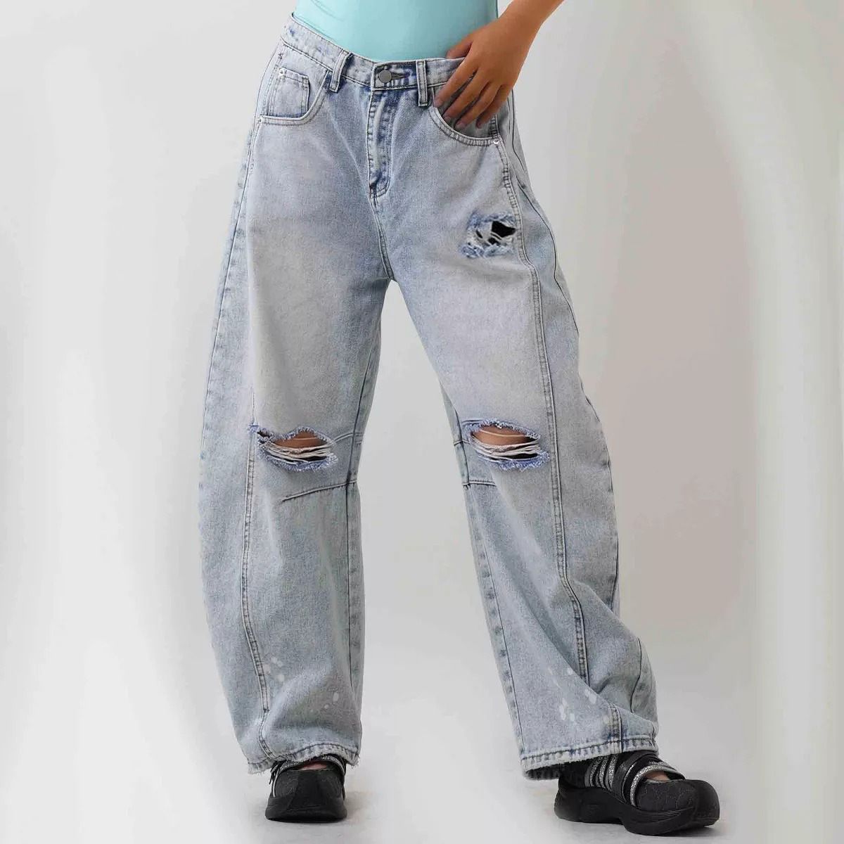 Women’s wide leg barrel jeans ripped baggy denim in light blue, front view