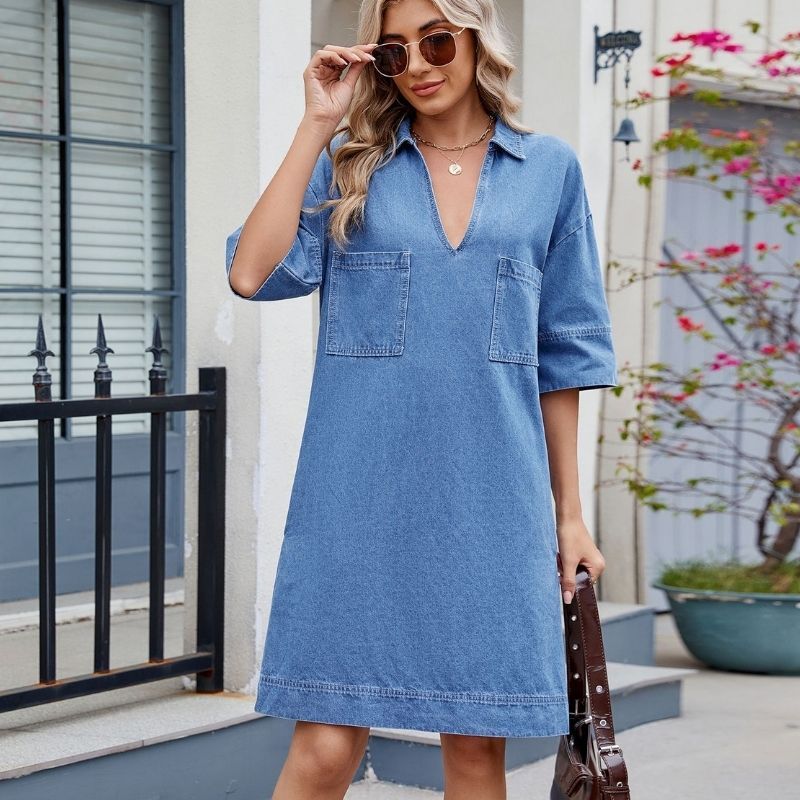 Women¡¯s v neck short sleeve denim midi dress with pockets in blue, front view